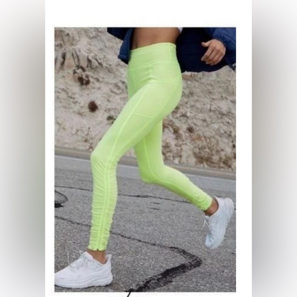 Free people Movement Wonderland Warmth Run
Leggings in Bright Yellow.